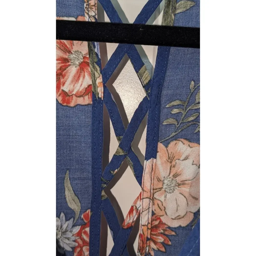 Torrid Blue Floral V-Neck Sleeveless Criss-Cross Tank Top 2 Plus - Picture 3 of 4